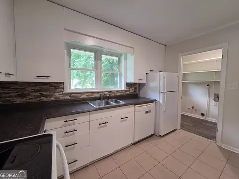 Kitchen - 372 Foreacre St, Cornelia, GA 30531 photo 2 of 3