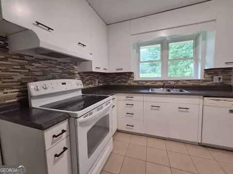 Kitchen - 372 Foreacre St, Cornelia, GA 30531 photo 3 of 3