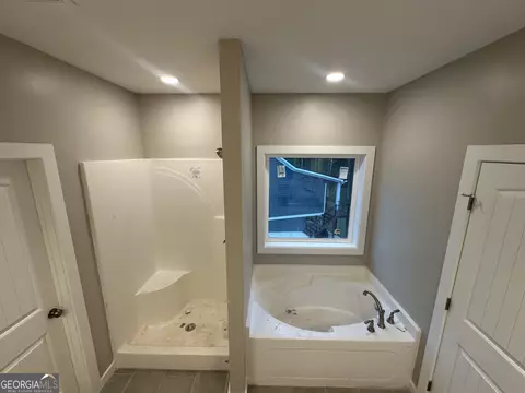 Bath - 113 Sidetrack Cir, Comer, GA 30629 photo 5 of 8