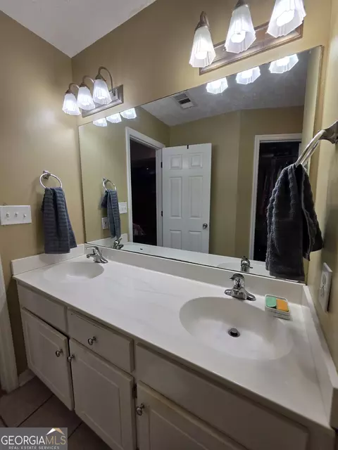 Bath - 239 Old Pond Rd, Lagrange, GA 30241 photo 4 of 4