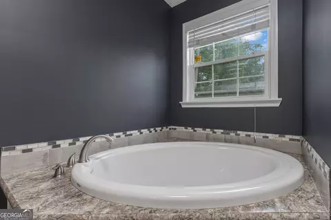 Bath - 109 Willow Dr E, Newnan, GA 30263 photo 3 of 4