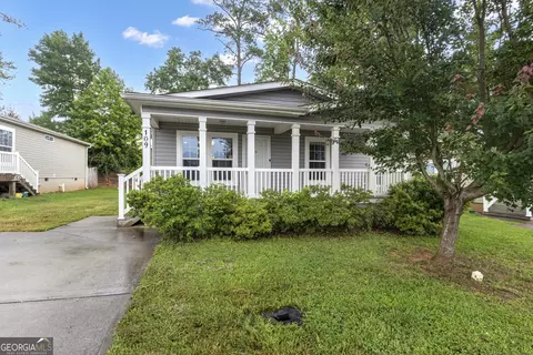 Exterior - 109 Willow Dr E, Newnan, GA 30263 photo 3 of 7