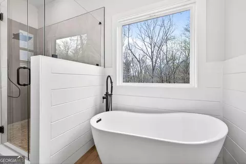 Bath - 6220 Eagle Ct, Gainesville, GA 30506 photo 2 of 4