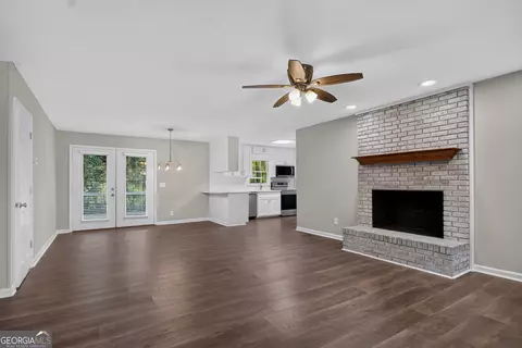 Living - 126 N Lake Dr, Lagrange, GA 30240 photo 2 of 3