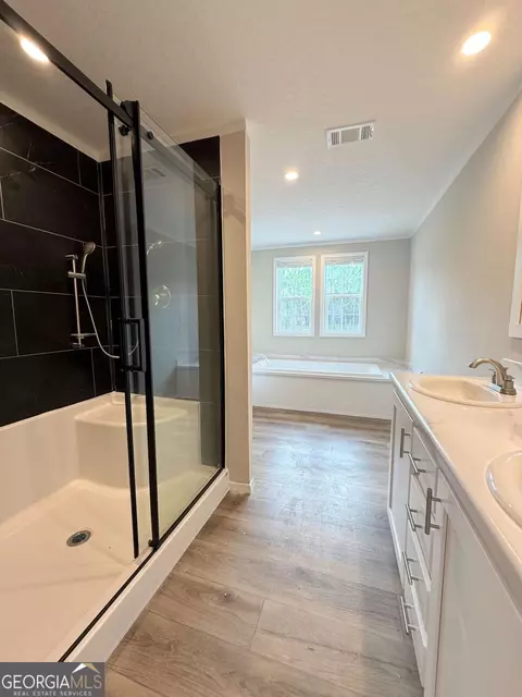 Bath - 5246 Owens Rd, Blackshear, GA 31516 photo 1 of 4