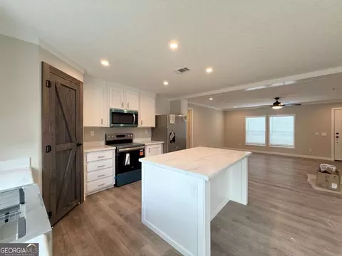 Kitchen - 5246 Owens Rd, Blackshear, GA 31516 photo 2 of 2