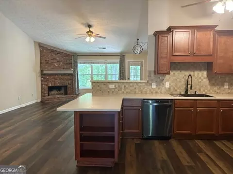 Living - 1622 Audreys Rdg, Monroe, GA 30656 photo 3 of 4