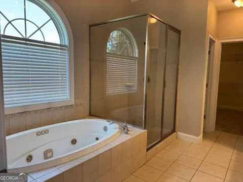 Bath - 130 Wickham Dr, Tyrone, GA 30290 photo 2 of 5