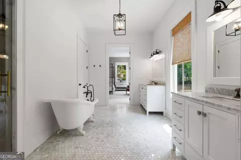 Bath - 220 Audreys Way, Suwanee, GA 30024 photo 4 of 9