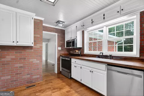 Kitchen - 7142 Hamilton Rd, Pine Mountain, GA 31822 photo 2 of 4