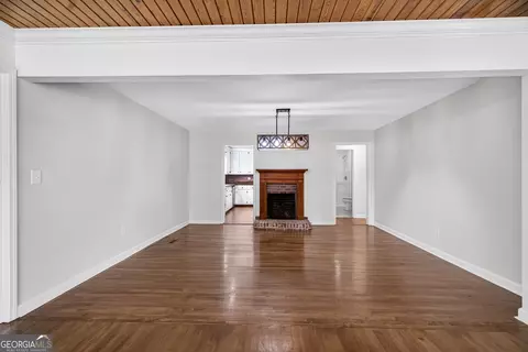Living - 7142 Hamilton Rd, Pine Mountain, GA 31822 photo 2 of 4