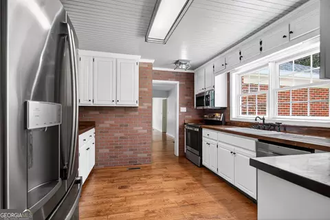 Kitchen - 7142 Hamilton Rd, Pine Mountain, GA 31822 photo 3 of 4