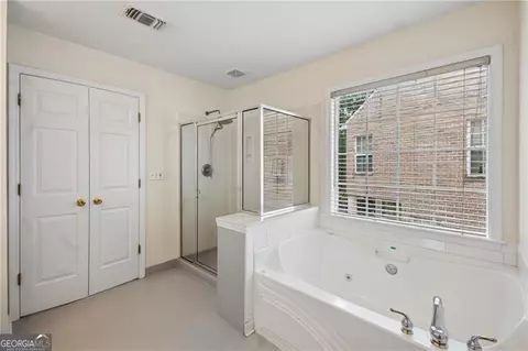 Bath - 3975 Coventry Park Ln, Duluth, GA 30096 photo 3 of 5