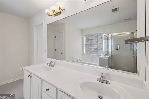 Bath - 3975 Coventry Park Ln, Duluth, GA 30096 photo 2 of 5