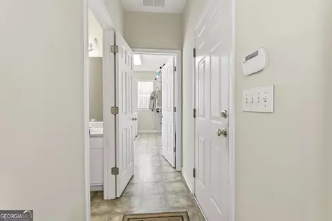 Entry Way - 1080 Hunter Rd, Williamson, GA 30292 photo 3 of 5