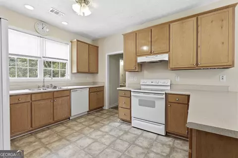 Kitchen - 1080 Hunter Rd, Williamson, GA 30292 photo 2 of 3