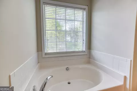 Bath - 303 Mckendree Ct, Bethlehem, GA 30620 photo 2 of 3