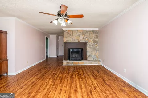 Living - 107 Shane Cir, Perry, GA 31069 photo 2 of 8
