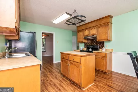 Kitchen - 107 Shane Cir, Perry, GA 31069 photo 2 of 4
