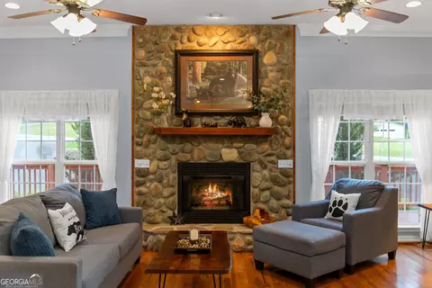 Living - 414 Mulkey Dr, Murphy, NC 28906 photo 2 of 4