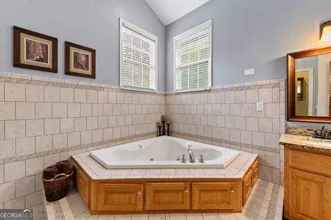 Bath - 414 Mulkey Dr, Murphy, NC 28906 photo 2 of 7
