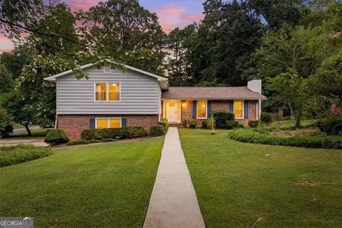 8 Rhodes Dr, Marietta, GA 30068