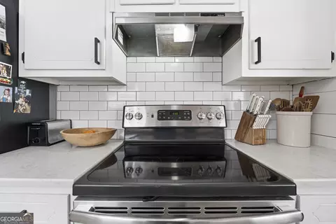 Kitchen - 2777 Chickadee Dr, Monroe, GA 30655 photo 3 of 4
