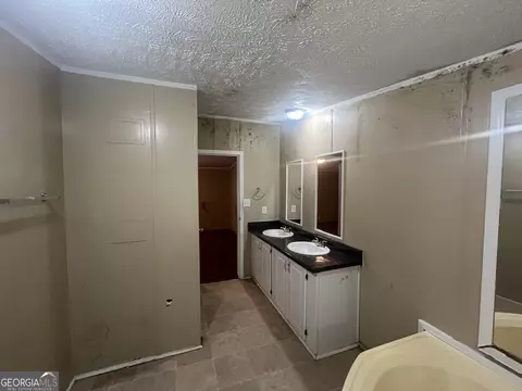 Bath - 627 Sanders Rd, Hull, GA 30646 photo 1 of 2