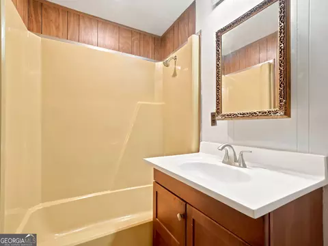 Bath - 370 Thompson Ln, Jasper, GA 30143 photo 2 of 3