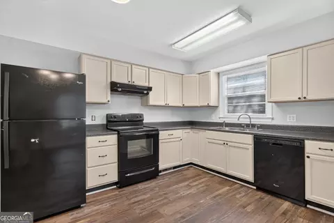 Kitchen - 204 S Chilton Cres, Lagrange, GA 30240 photo 2 of 2