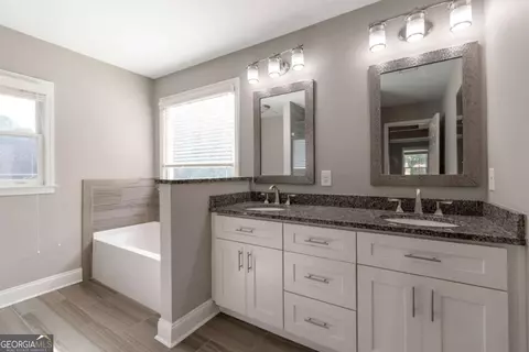Bath - 4473 Circassian Pl, Gainesville, GA 30507 photo 2 of 4