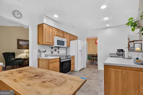 Kitchen - 201 Moccasin Trl, Lagrange, GA 30241 photo 2 of 3