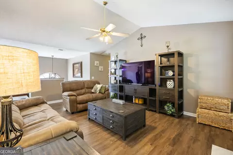 323 Natchez Cir, Winder, GA 30680 photo 4