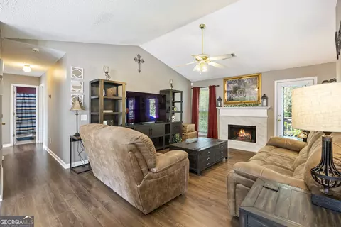 323 Natchez Cir, Winder, GA 30680 photo 2