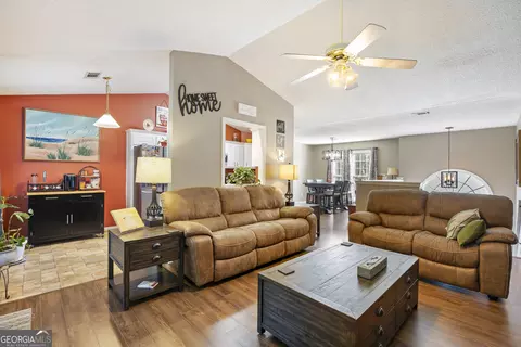 323 Natchez Cir, Winder, GA 30680 photo 5