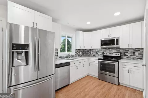 Kitchen - 110 Point View Ct, Tyrone, GA 30290 photo 2 of 3