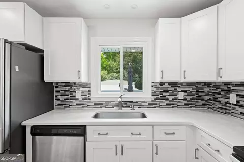 Kitchen - 110 Point View Ct, Tyrone, GA 30290 photo 3 of 3