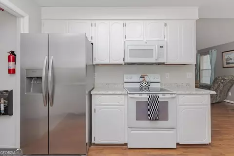 Kitchen - 214 Forest Mill Dr, Warner Robins, GA 31088 photo 5 of 7