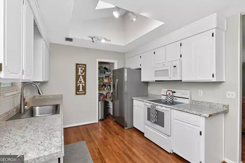 Kitchen - 214 Forest Mill Dr, Warner Robins, GA 31088 photo 4 of 7