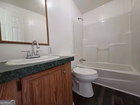 Bath - 3889 Jacobs Dr, Blackshear, GA 31516 photo 2 of 2