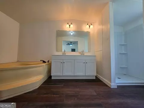 Bath - 3889 Jacobs Dr, Blackshear, GA 31516 photo 1 of 2