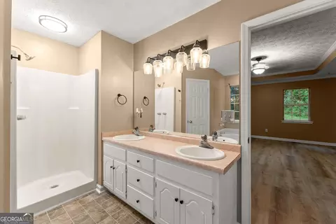 Bath - 1961 Cedar Bluff Rd, Monroe, GA 30656 photo 2 of 3