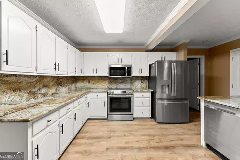 Kitchen - 1961 Cedar Bluff Rd, Monroe, GA 30656 photo 2 of 5