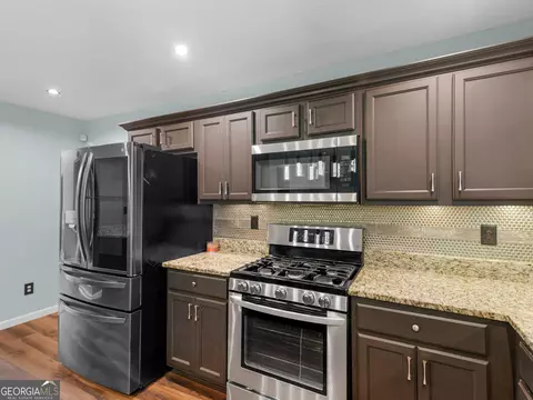 Kitchen - 424 Browning Field Way, Hampton, GA 30228 photo 5 of 6