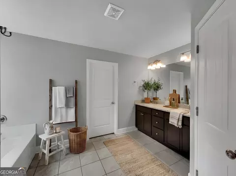 Bath - 1672 Carriage Ct, Monroe, GA 30656 photo 2 of 5