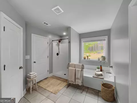 Bath - 1672 Carriage Ct, Monroe, GA 30656 photo 3 of 5