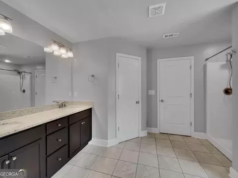 Bath - 1672 Carriage Ct, Monroe, GA 30656 photo 4 of 5