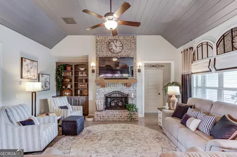 Living - 629 Fleeting Ct, Monroe, GA 30655 photo 2 of 3
