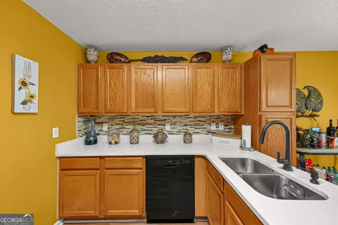 Kitchen - 516 Gonzaga Cir, Hampton, GA 30228 photo 2 of 3