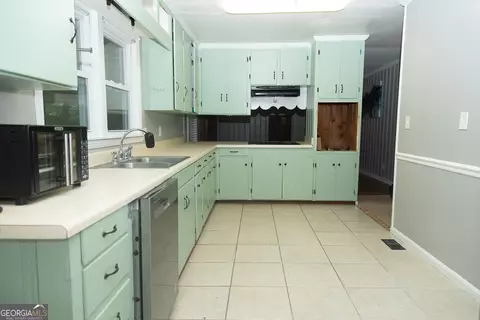 Kitchen - 191 Hanson Dr, Lagrange, GA 30240 photo 2 of 2